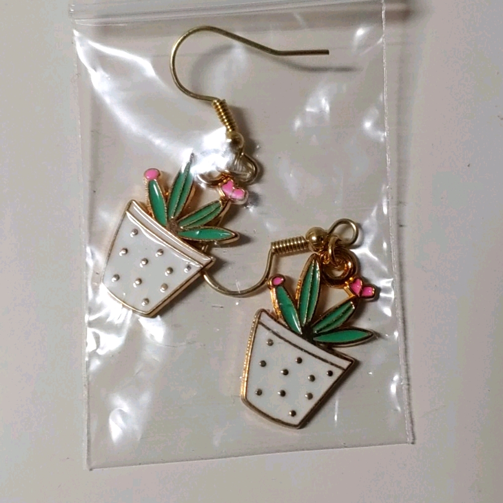 Handmade Plant earrings - Picture 4 of 4